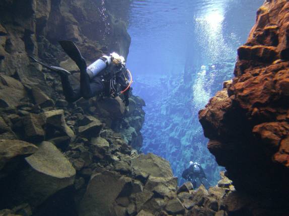 Mergulhando entre a América e a Europa na Silfur Hellir, a fenda que divide esses continentes, no Parque Nacional Thingvellir, na Islândia